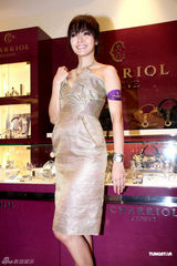 高清图：侯佩岑展现难得性感 大秀右手订婚戒指