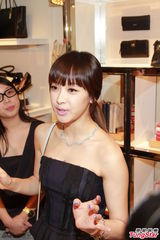 组图：f(x)队长宋茜柔美亮相　抹胸装性感可人