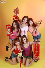 组图：嫩模许颖低胸装拍写真拜年 众师妹扮性感