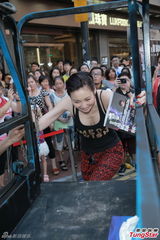 组图：庄思敏露半球抢镜 李思捷给春卷二百分