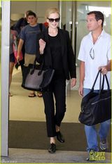 组图：妮可-基德曼返美 透明黑丝内衣bra隐现