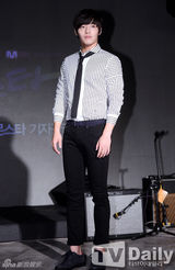 组图：河妍秀等宣传《Monster》比兔耳朵卖萌