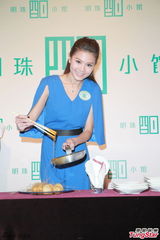 组图：周秀娜自曝是吃货 欢迎男士约会聚餐