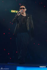 组图：黄伟文作品展落幕 陈奕迅何韵诗台上激吻