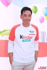 组图：准爸爸陈豪看书学照顾宝宝 向好友取经