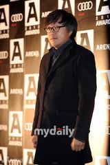 组图：李秉宪等出席A-Awards颁奖礼 朴恩智爆乳