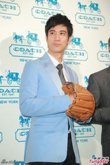 组图：王力宏西装亮相代言阳光俊朗