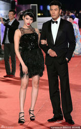 组图：殷琦透视黑色羽毛裙野性张扬