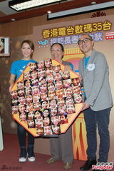 组图：李玟探访长者之家 称结婚两年仍如初恋