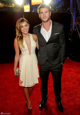 高清组图：麦莉-塞勒斯白色礼服亮相人民选择奖