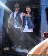 组图：比伯当街献唱谢歌迷 小天王自恋摸发