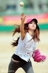 组图：韩星安在旭洪秀雅等参加明星棒球大赛