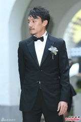 组图：张震大婚献吻娇妻 亲手为新娘提裙摆