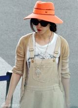 组图：范冰冰混搭穿着候机 手提名包表情多