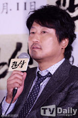 组图：李钟硕穿蜘蛛人格纹装亮相《观相》试映