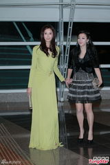 组图：汪圆圆婚礼甜蜜长吻 吴君如李嘉欣等到场