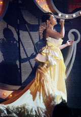 幻灯：刘若英北京个唱着超人装 与歌迷大合唱落泪