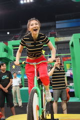 高清组图：阿朵骑单车走红毯  5大变装抢尽风头