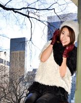 组图：陈丽媛美国动感街拍 清新享受冬日暖阳