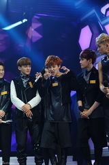 组图：韩国组合EXO亮相快本 边伯贤压倒kris