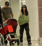 组图：梅根-福克斯绿色眼镜似苍蝇 老公护爱子