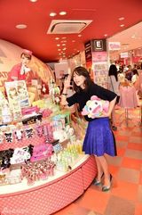 组图：周冬雨赴日灵动出镜 体验动漫文化之旅