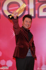 组图：黎耀祥三夺视帝杨怡封后 后台合影亲吻奖杯