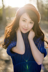 组图：刘芷汐写真曝光 深秋街拍娇俏可人