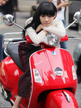 组图：白百何上海街拍引围观 骑复古摩托清新靓丽