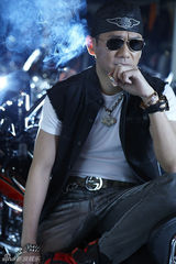 组图：果静林登杂志撰写“自由战士”野性美