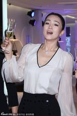 组图：巩俐秀美胸手捂嘴打嗝 举杯豪饮表情魅惑