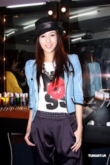 幻灯：李诗韵投资化妆学校 荣升老板娘喜极而泣