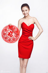 组图：佟丽娅火红低胸小礼服送新春祝福