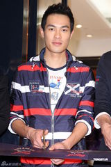 组图：王阳明出席品牌活动 获温升豪赞身材好