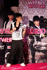 幻灯图：苏醒签售首张创作专辑 销量好请大家出国玩