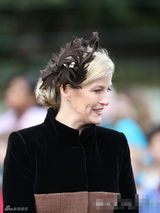 组图：英女王出席王室圣诞活动 蓝色套裙捧鲜花和蔼