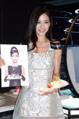 高清图：AngelaBaby为新店造型变身奥黛莉宝贝