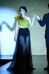 组图：董洁披薄纱秀美腿 时尚透视装HOLD住全场