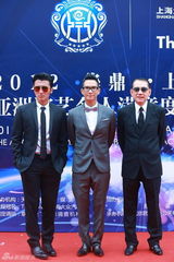 组图：赵本山成龙等助阵华鼎奖盛典红毯