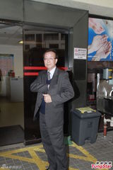 组图：邵逸夫逝世 无线高层抵达医院传媒守候