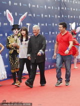 组图：赵本山携爱女亮相华鼎奖红毯