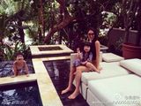 组图：曹格一家四口海边度假 父子卖萌娇妻美艳