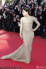 组图：《绝望主妇》伊娃鱼尾裙现身华贵性感