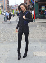 幻灯图集：米兰达-可儿拍广告 手牵蓝气球招摇过市