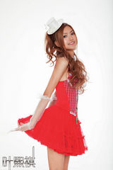 组图：大眼睛美女叶熙祺化身耀眼魔幻童话公主 