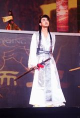 组图：张晓晨李晟穿越秋晚 演绎武侠版“晨晟恋”