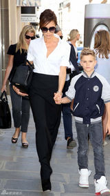 组图：维多利亚带儿子游玩 小潮男星样十足