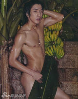 组图：模特张亮全裸旧照被揭 好爸爸大秀人鱼线