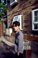 明星爱街拍：黄轩简约街拍 穿梭巷弄淡然随性