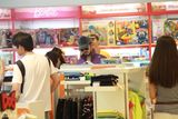 组图：沙溢黑超遮面低调现身玩具店 心情大好挑玩具